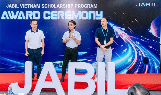 Khanh Nguyen (C), Jabils operations director in Vietnam, shared Jabils belief in education as a catalyst for opportunity, transformation, and stronger communities. Photo courtesy of Jabil Vietnam