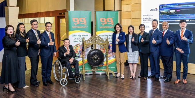 Lee Thiam Wah (fifth from left) at the public listing of 99 Speedmart in 2024. Photo from LinkedIn