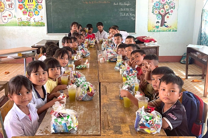 Students of Ms. Le Thi Cuc at the end of the school year. Photo: Kim Thi
