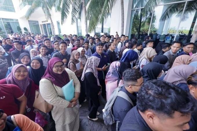 Job seekers queue up for the open interview session in Melaka, Malaysia. Photo from Facebook/Historic Melaka City Council