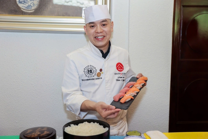 Nguyen Ba Phuoc, Washoku Goodwill Ambassador in Vietnam, with freshly prepared salmon and tuna sushi. Photo by Read/Quynh Tran