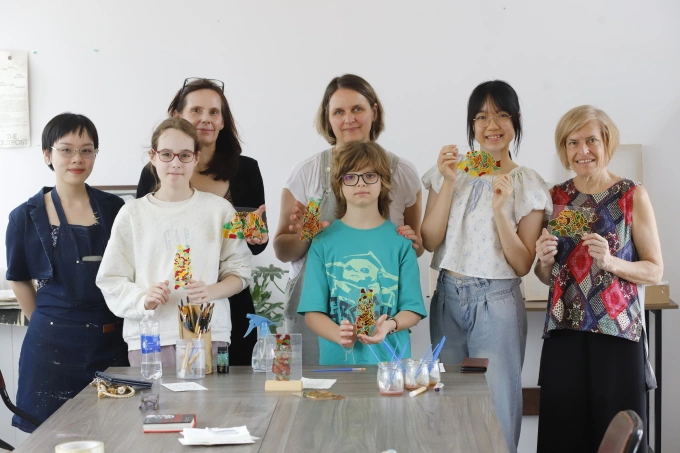 Dieu Anh (second right) supports foreigners in a workshop of the Friends of Vietnam Heritage organization. Photo: Provided by the character