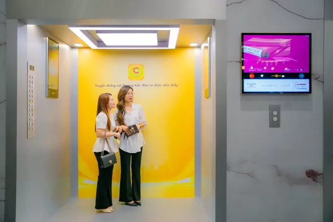 Participants visit the exhibition showcasing industry insights and elevator media technologies. Photo courtesy of Chicilon Media