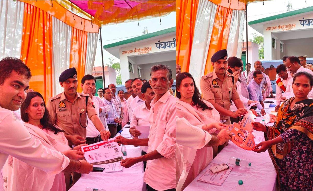 DC Saumya Agarwal during cards distribution (Tezzbuzz News)