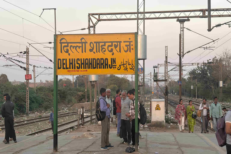 A 21-year-old youth was hit by a train while chasing a thief who was running away after snatching the phone, died; Tragic accident at Shahdara station