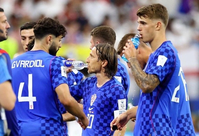Luka Modric (middle) and Croatian players receive water during the first half, in the match against England, at AT&T Stadium, Arlington, Texas, USA on June 17. Photo: Reuters