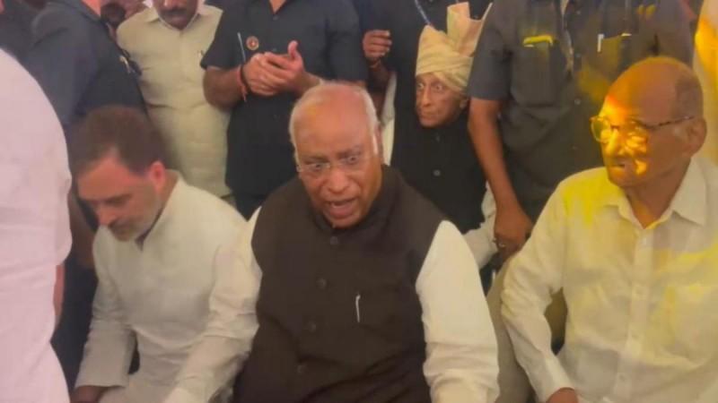 Supriya Sule's daughter's wedding: Amitabh-Jaya-Shweta Bachchan with Anil Ambani; Shivakumar, Rahul Gandhi, Mallikarjun Kharge, Adanis to Ambanis attend, Abhishek Bachchan skips Supriya Sule's daughter's wedding: Amitabh-Jaya-Shweta Bachchan with Anil Ambani; Shivakumar, Rahul Gandhi, Mallikarjun Kharge, Adanis to Ambanis attend, Abhishek Bachchan skips