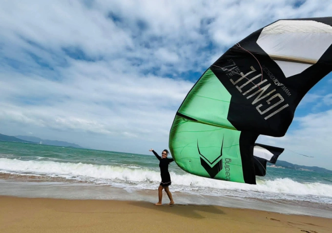 Ms. Truong Thuy, 44 years old, learns to net sails at Nha Trang beach, summer 2025. Photo: Provided by the character
