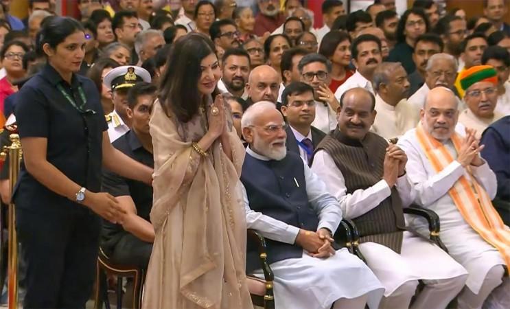 Padma Awards 2026: Alka Yagnik walks with helpers' support, touches PM Modi's feet; Rohit Sharma, Mammootty, R Madhavan honoured Padma Awards 2026: Alka Yagnik walks with helpers' support, touches PM Modi's feet; Rohit Sharma, Mammootty, R Madhavan honoured