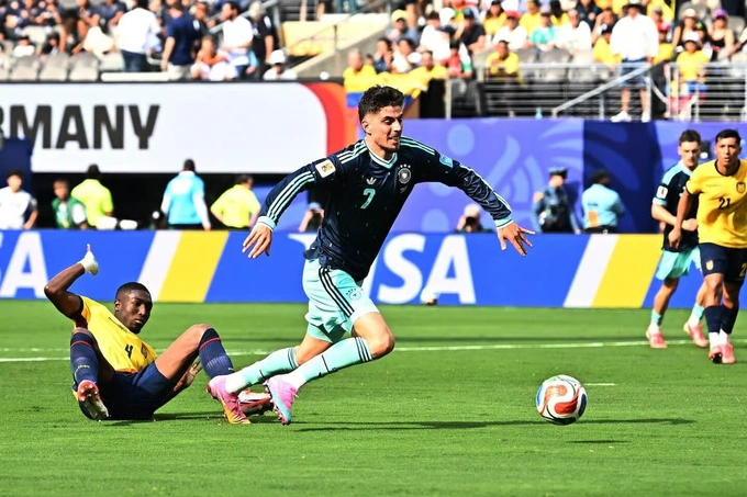 The situation of Kai Havertz (right) being knocked down in the penalty area led to the referee's initial decision to blow a penalty, before being canceled due to a previous error by the German team, in the Ecuador - Germany match in the 2026 World Cup group stage at MetLife Stadium, New Jersey, USA on June 25, 2026. Photo: Reuters