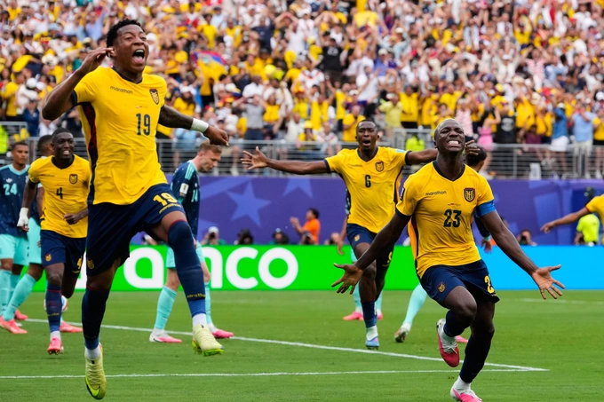 Gonzalo Plata (left) celebrates a goal in the Ecuador - Germany match in the 2026 World Cup group stage at MetLife Stadium, New Jersey, USA on June 25, 2026. Photo: AP