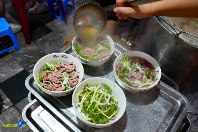 Pho Khoi is considered quite filling, with prices ranging from 40,000-90,000 VND.