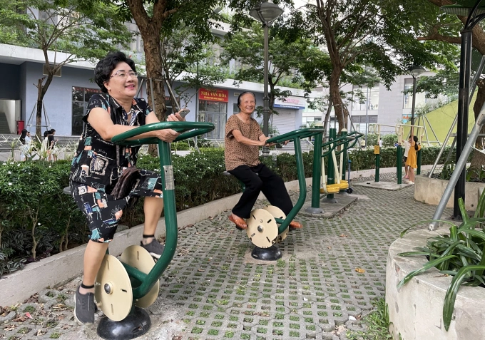 Elderly people exercise at a social housing area in Dong Ngac ward, June 2026. Photo: Phan Duong