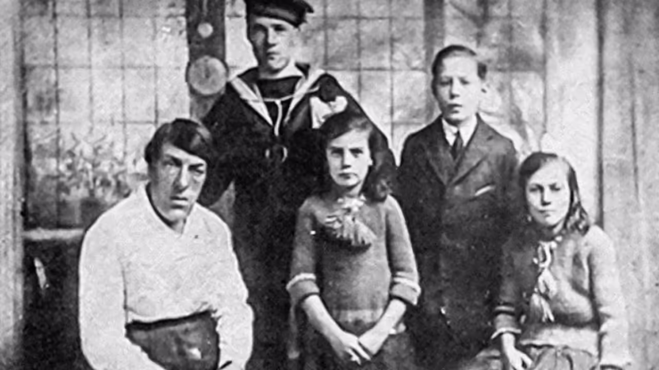 Mary Ann Bevan with her four children (Image courtesy: rarehistoricalphotos.com)