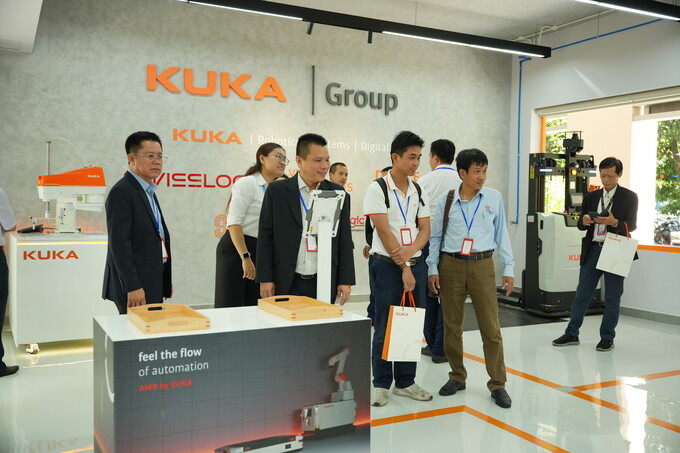 The integrated robotics system developed by Kuka Vietnam engineers offers an interactive gaming experience and the chance to receive rewards on the spot. Photo courtesy of Kuka Vietnam