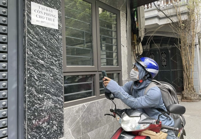 A person is looking at a motel room in Cau Giay ward, year 2025. Photo: NT