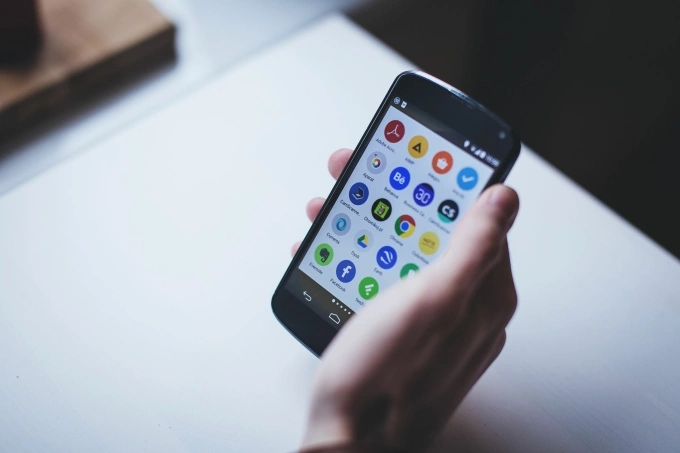 Although smartphones have become difficult to avoid in modern life, experts say the brain is capable of recovery. Photo by Pexels