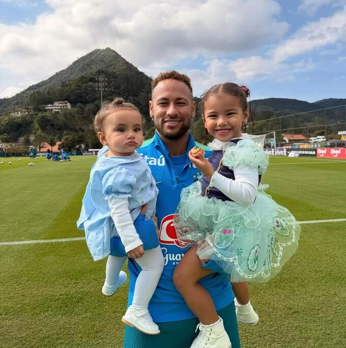 Neymar and his two daughters. Photo by Instagram/@neymarjr