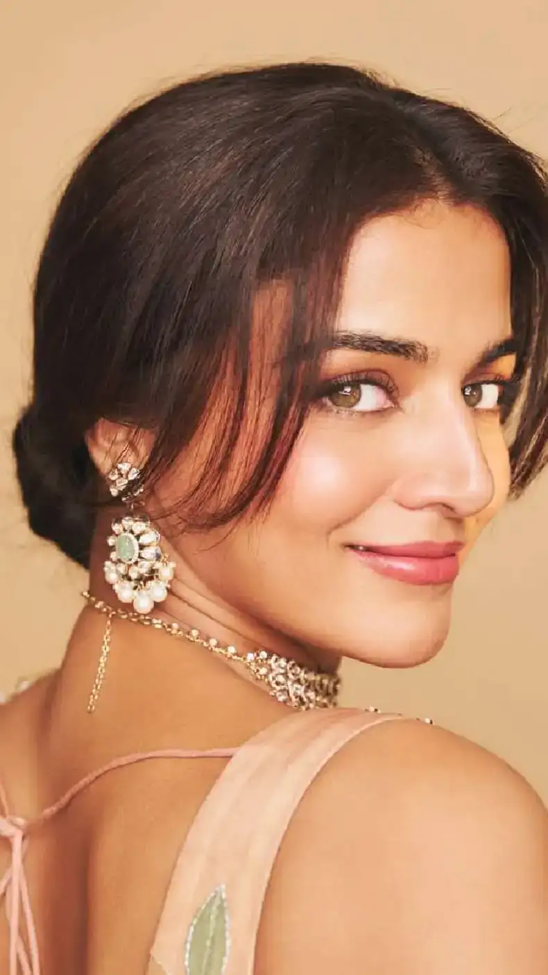 Vamika Gabbi's traditional look: Spread magic in champagne lehenga