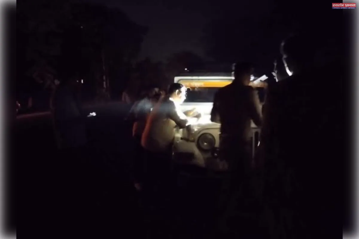 Miscreants snatched a bag full of cash, police started searching.