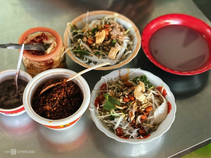 Mussel Rice is a dish with strong local identity. Photo: Ngan Duong
