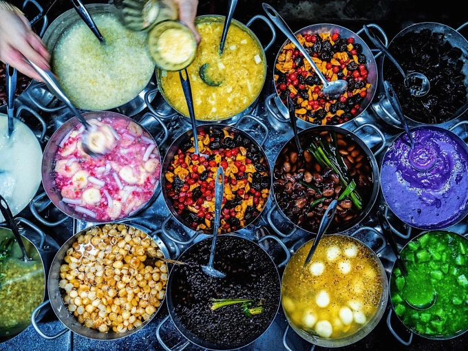 Hue sweet soup stall with many diverse sweet soup dishes. Photo: Thanh Toan
