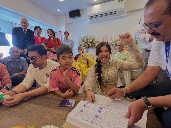 Aamir Khan kisses, hugs his third lawfully wedded wife Gauri Spratt; Aamir's kids Ira and Junaid clap as couple dance Aamir Khan kisses, hugs his third lawfully wedded wife Gauri Spratt; Aamir's kids Ira and Junaid clap as couple dance