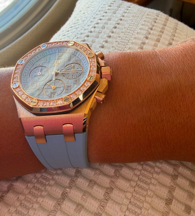 A close up of Antonela Roccuzzos diamond-encrusted Audemars Piguet. Photo by Instagram/@antonelaroccuzzo