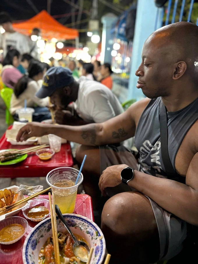 Marquez Ryan, 36 years old, American explores sidewalk cuisine in Ho Chi Minh City, July 2026. Photo: Provided by the character