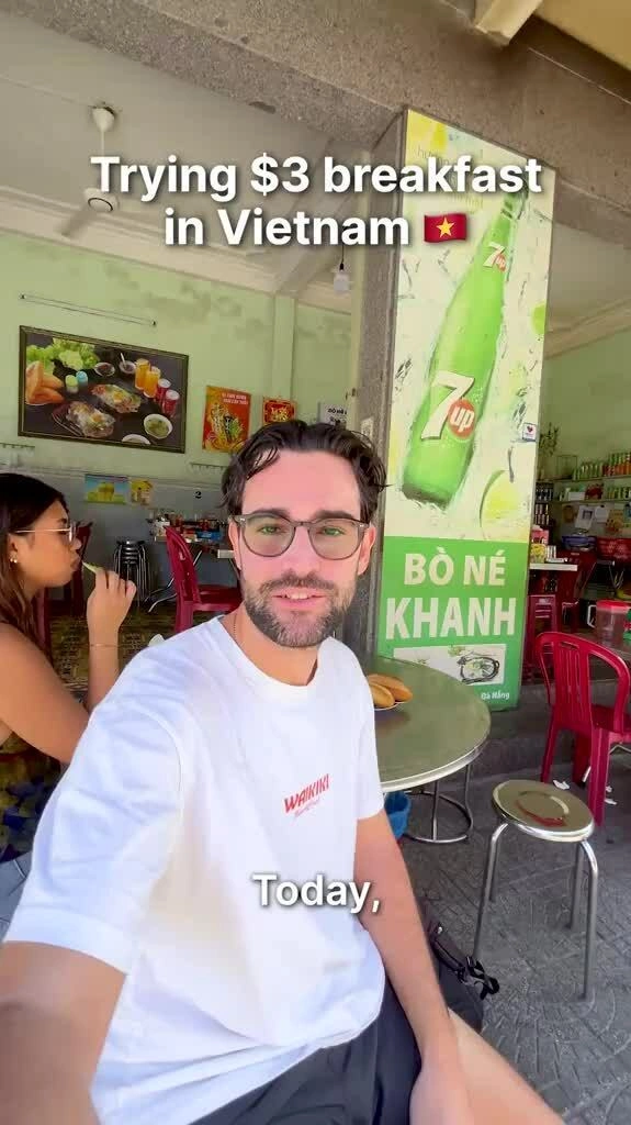 Westerners have a 'headache' when choosing breakfast dishes in Vietnam
