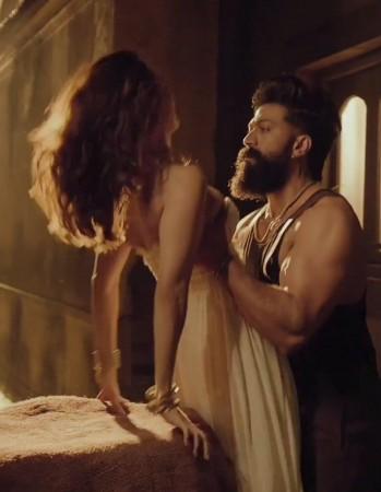Toxic song Tabahi: Yash lifts Kiara Advani, duo lock lips, kiss and hug in pristine locales; fans gush over sensuous chemistry Toxic song Tabahi: Yash lifts Kiara Advani, duo lock lips, kiss and hug in pristine locales; fans gush over sensuous chemistry