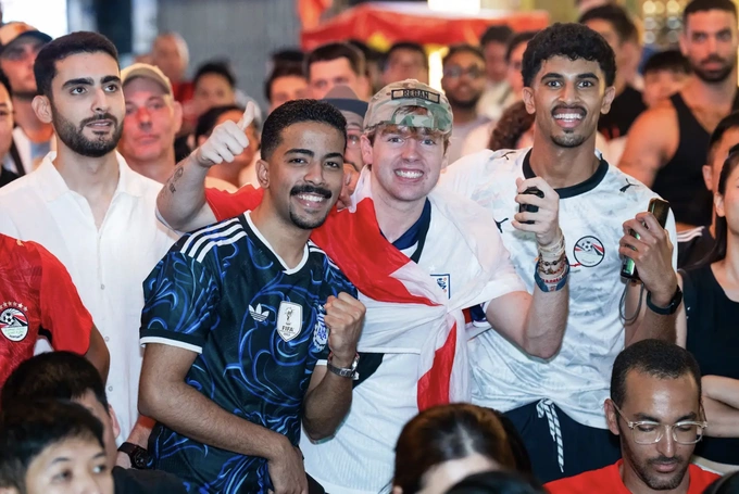 Ethan Regan, 21 years old, British nationality, watched the World Cup on Hang Buom Street, Hoan Kiem Ward, on the evening of July 7. Photo: Nga Thanh