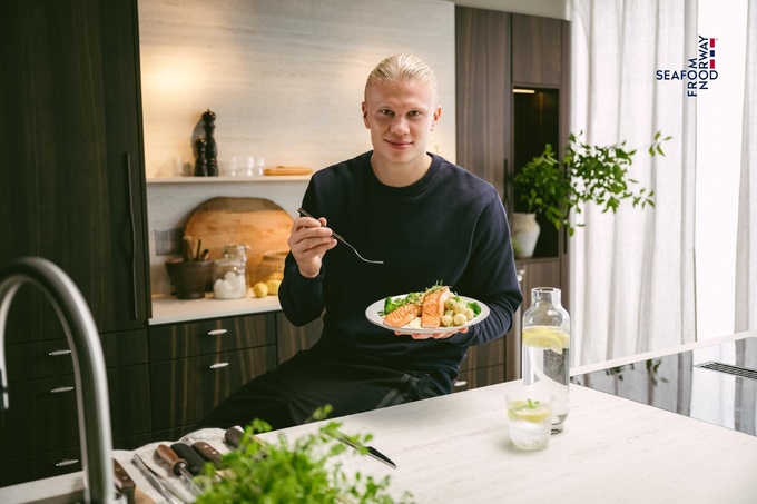 Erling Haaland and his favorite food: Norwegian salmon. Photo by Norwegian Seafood Council