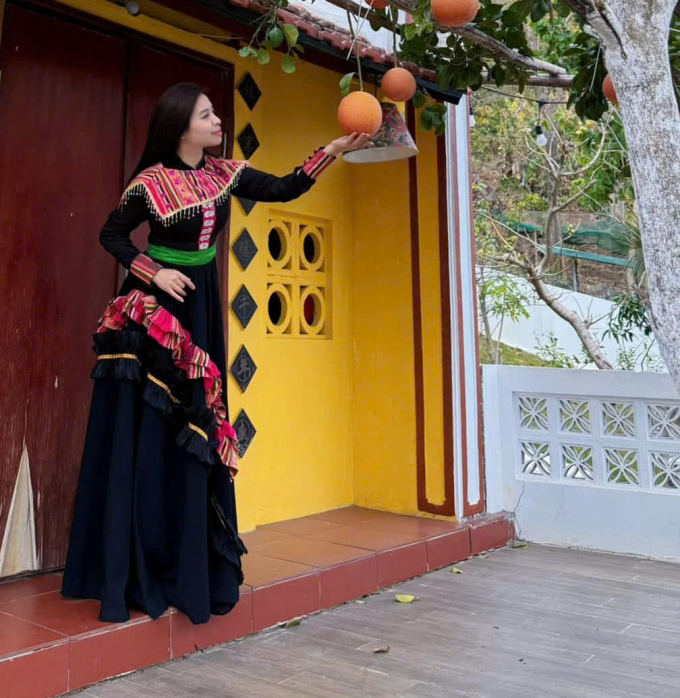 On some special occasions, staff wear Thai or Mong ethnic costumes to welcome guests. Photo: NVCC