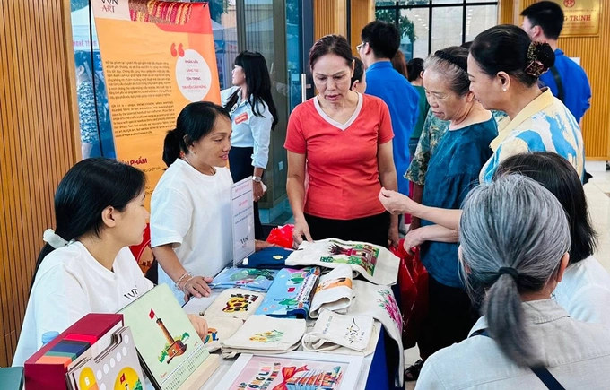 Elderly people refer to information about employment in the introductory session at the end of June. Photo: HCES