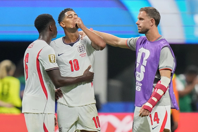 Jude Bellingham was consoled by Marc Guehi and Jordan Henderson after England lost 1-2 to Argentina in the 2026 World Cup semi-finals at Atlanta on July 15. Photo: AP