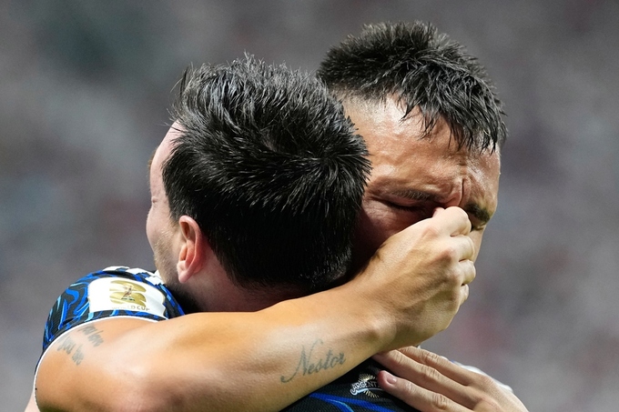 Lautaro Martínez (right) embraces a tearful Lionel Messi after scoring Argentinas go-ahead goal in a 2-1 win over England in the 2026 FIFA World Cup semifinal in Atlanta, U.S., on July 15. Photo by AP.