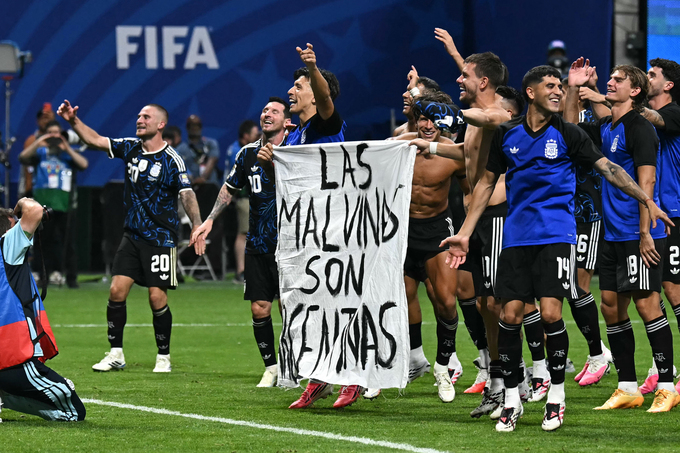 Argentinian players held up a banner reading Las Malvinas Son Argentinas (Malvinas are Argentinian) after their victory over England in the 2026 World Cup semifinal in Atlanta, USA, on July 15, 2026. Photo by AFP