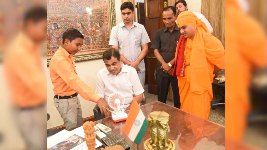 Rahul Singh demonstrates his innovative fan model to Union Minister Nitin Gadkari. (Source: Rahul Singh's family)