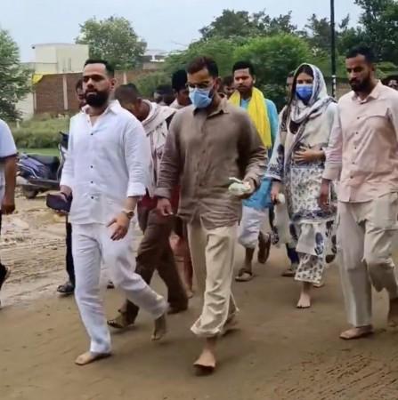 Virat Kohli, Anushka Sharma seek blessings from Premanand Ji Maharaj in Vrindavan; slammed over silence on CJP protests Virat Kohli, Anushka Sharma seek blessings from Premanand Ji Maharaj in Vrindavan; slammed over silence on CJP protests
