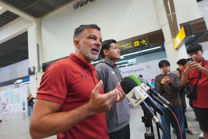 Coach Anthony Hudson gave an interview at the airport, before going to Laos on July 23, 2026. Photo: FAT