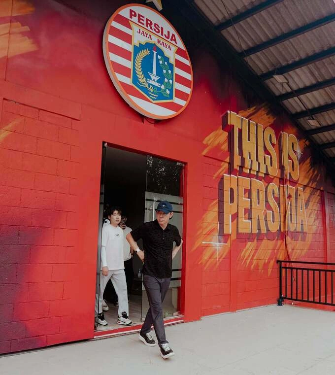 Coach Shin Tae-yong arrives at the headquarters of Indonesian club Persija Jakarta on June 25, 2026. Photo by Persija Jakarta