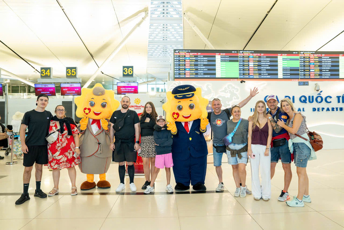 The first passengers landed from the flight. Photo courtesy of Sun PhuQuoc Airways