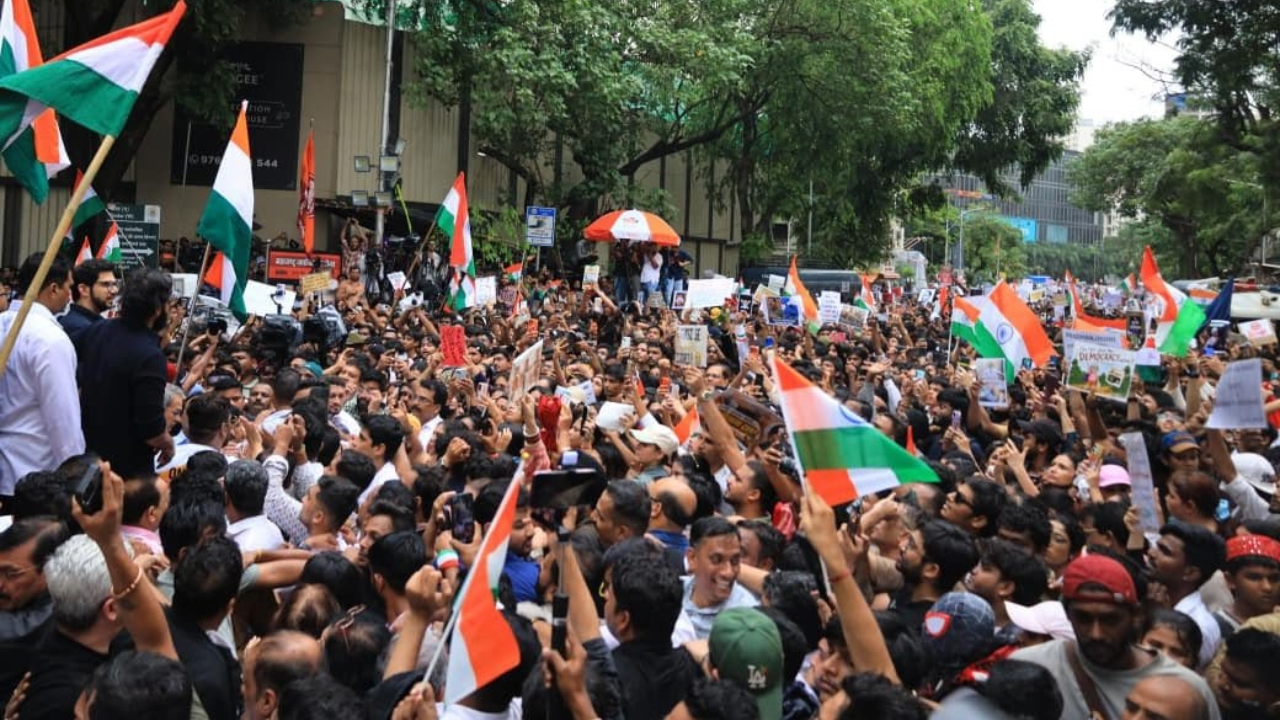 Thousands of Students Gather at Mumbai Shivaji Park for NEET Protest
