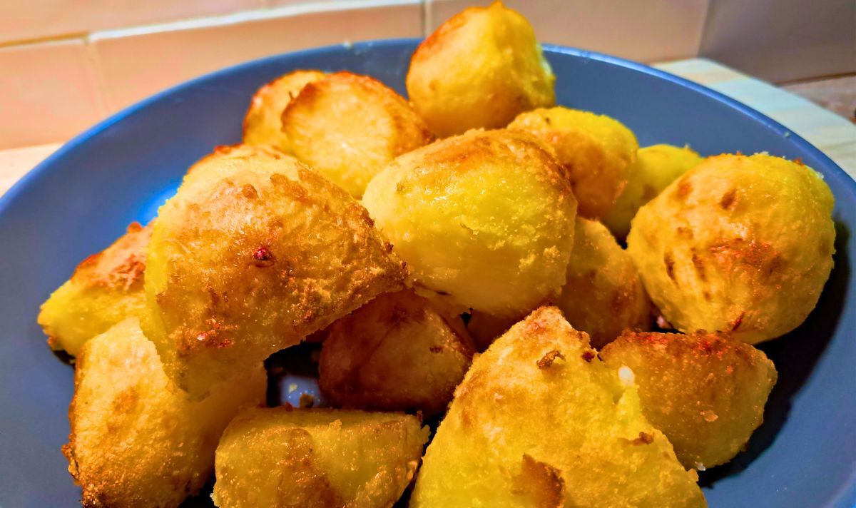 Picture of crispy roast potatoes on a plate 