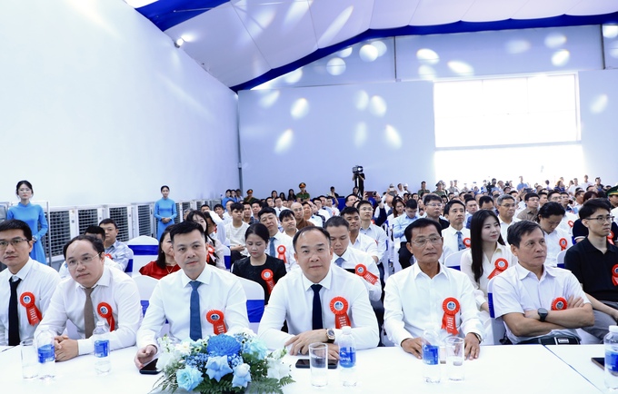 Nguyen Minh Tu, vice chairman of Stavian Group and chairman of Stavian Industrial Metal (4th, L), attends the ceremony. Photo courtesy of the company