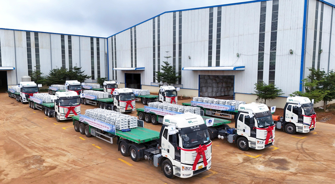 A convoy transports the first shipment of aluminum ingots from the Dak Nong Aluminum Electrolysis Plant. Photo courtesy of the company