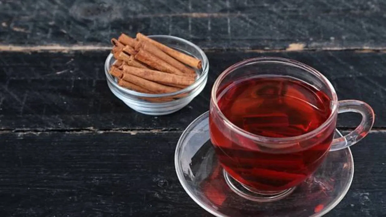 Both cinnamon and cloves provide a warming effect. They contain abundant amounts of antioxidants, which help the body fight infections. (Image source | iStock)