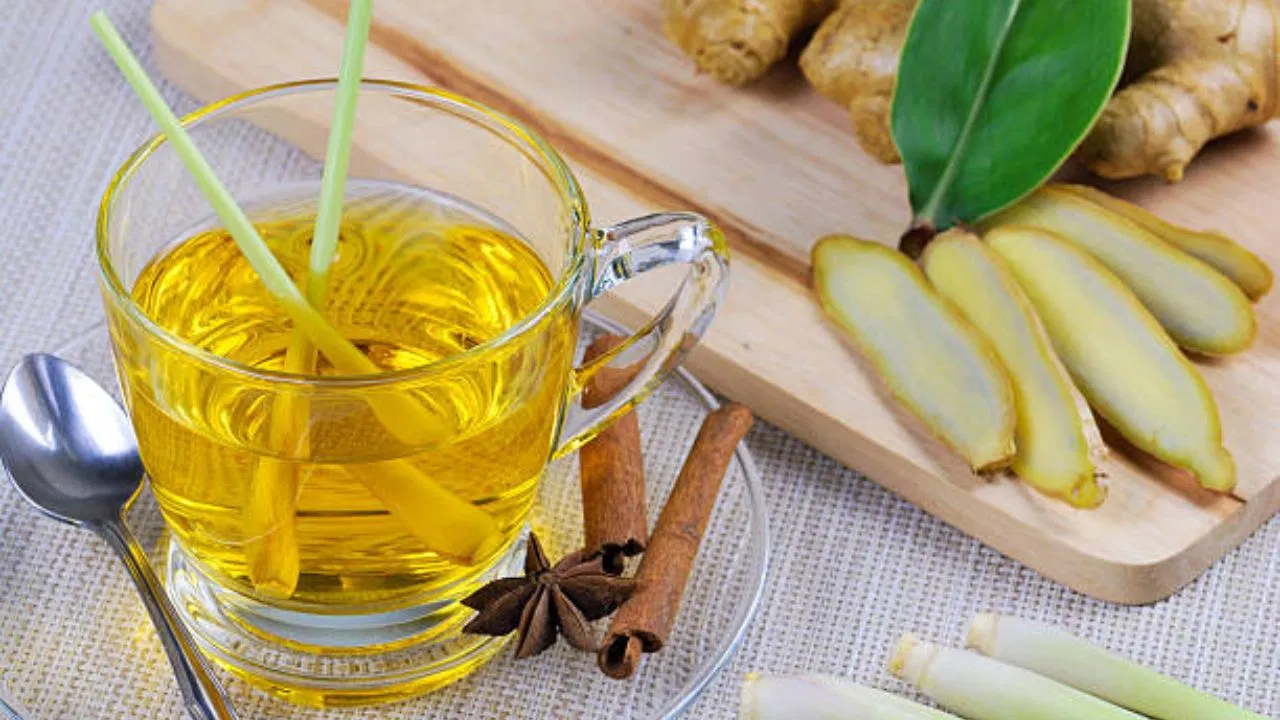An element called curcumin is found in turmeric, which helps in increasing immunity. Drinking turmeric tea with lemongrass can provide relief from fever and body ache. (Image source | iStock)
