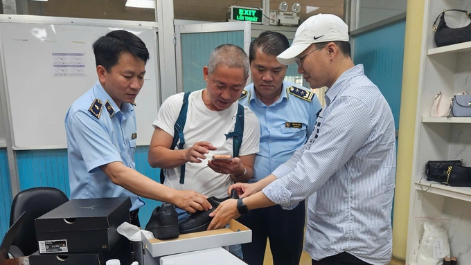Market authorities inspect MPs factory allegedly producing fake Nike shoes in HCMC. Photo by DMS